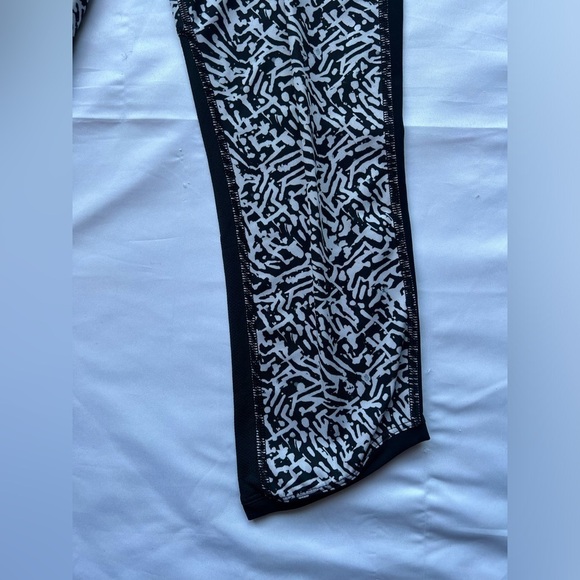 Lululemon Run Inspire Crop Leggings All Full-On Luxtreme Black and White 4 - Picture 9 of 15